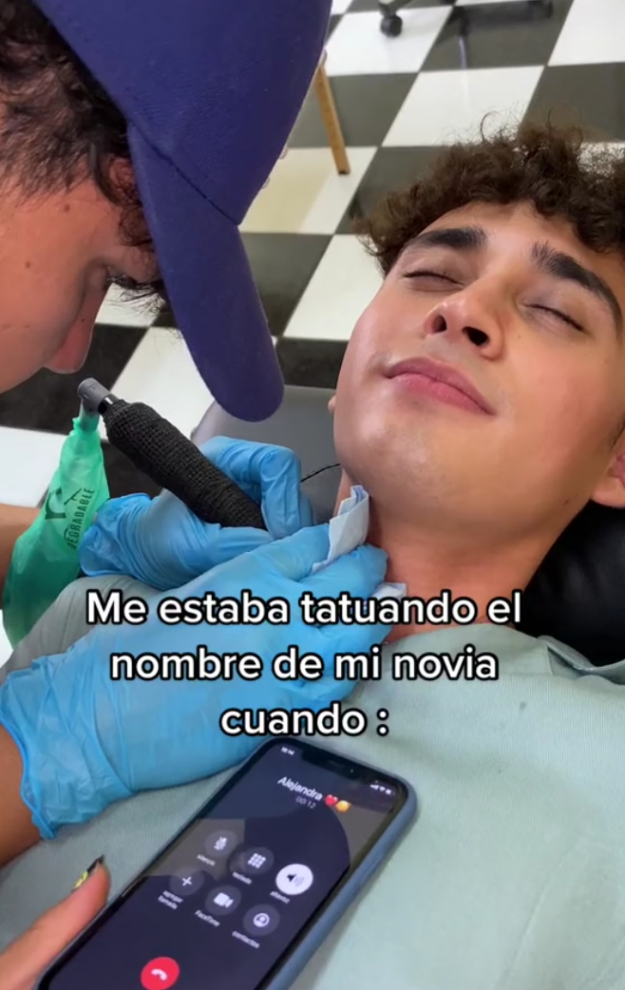 Joven se tatua el nombre de su novia y lo terminan