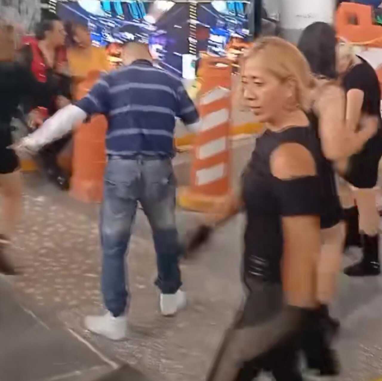 Personas arman las retas de high energy en la estación San Lázaro del metro de la CDMX