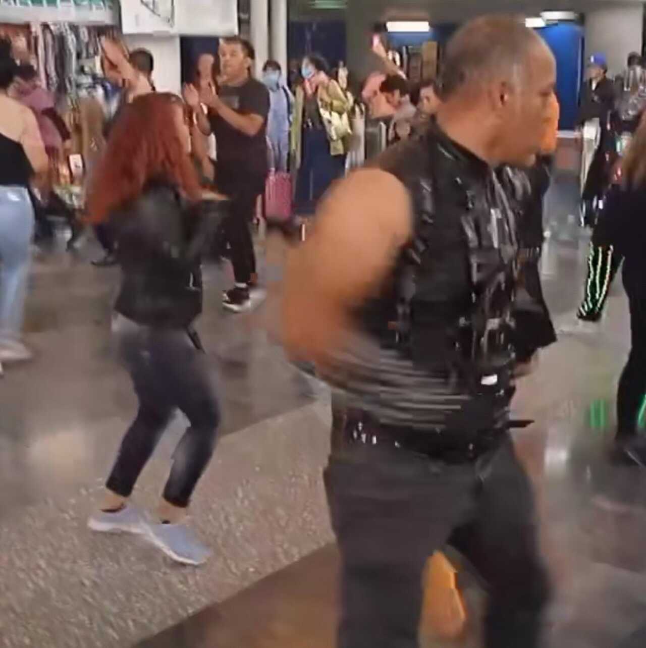 Atrapados en los 70s: Metro San Lázaro se convierte en pista de baile de high energy y se vuelve viral
