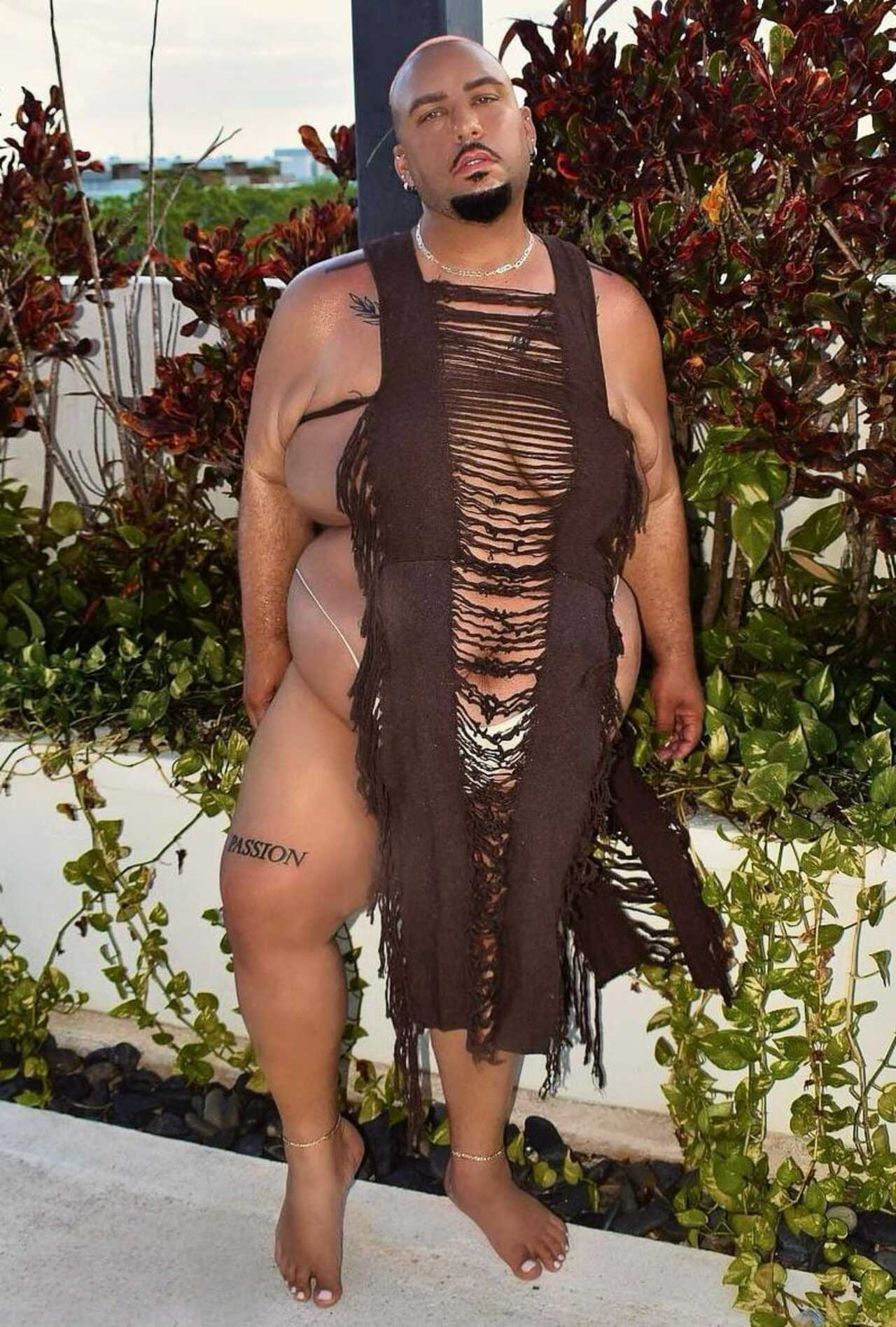 Hombre de 204 kilos es modelo plus size y posa en bikini