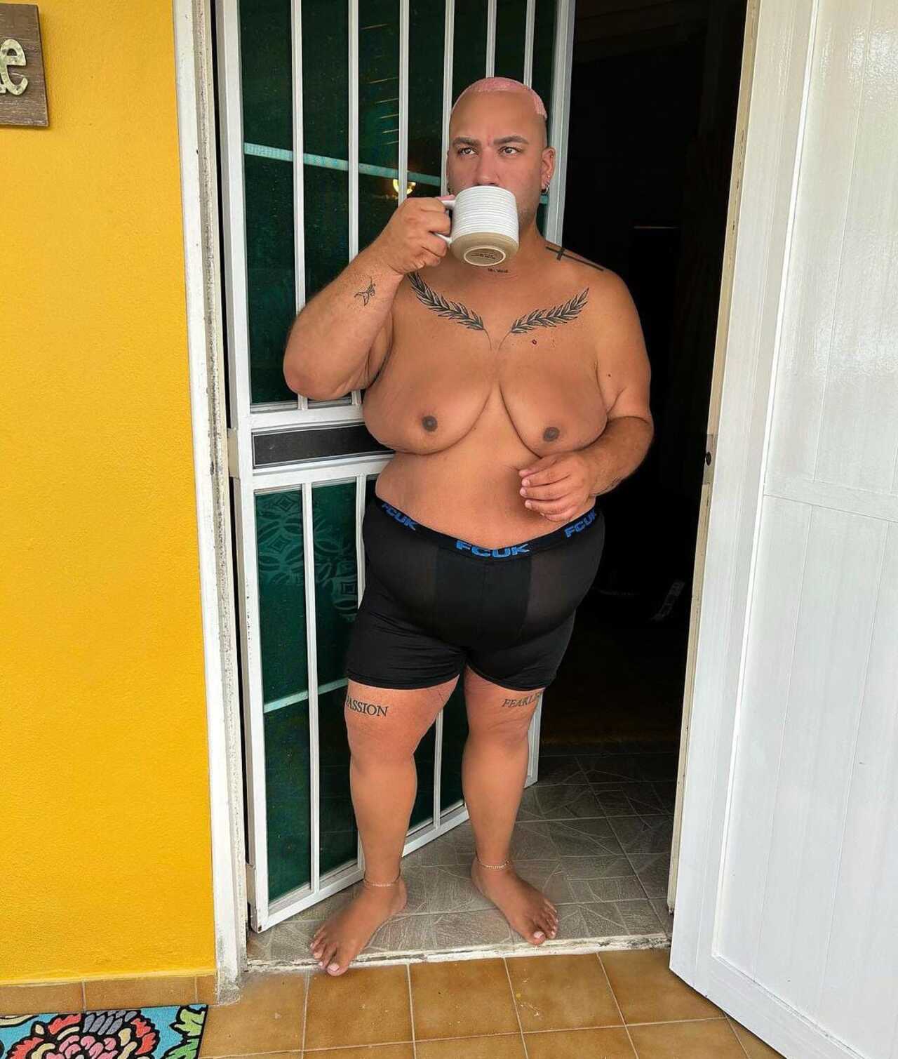 Hombre posa con bikini y muestra con orgullo sus 204 kilos