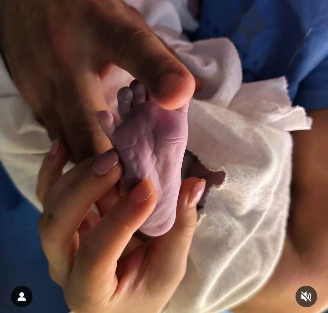 Cynthia Rodriguez y Carlos Rivera se convierten en padres de LeÃ³n: "vemos en amor convertido en ti"