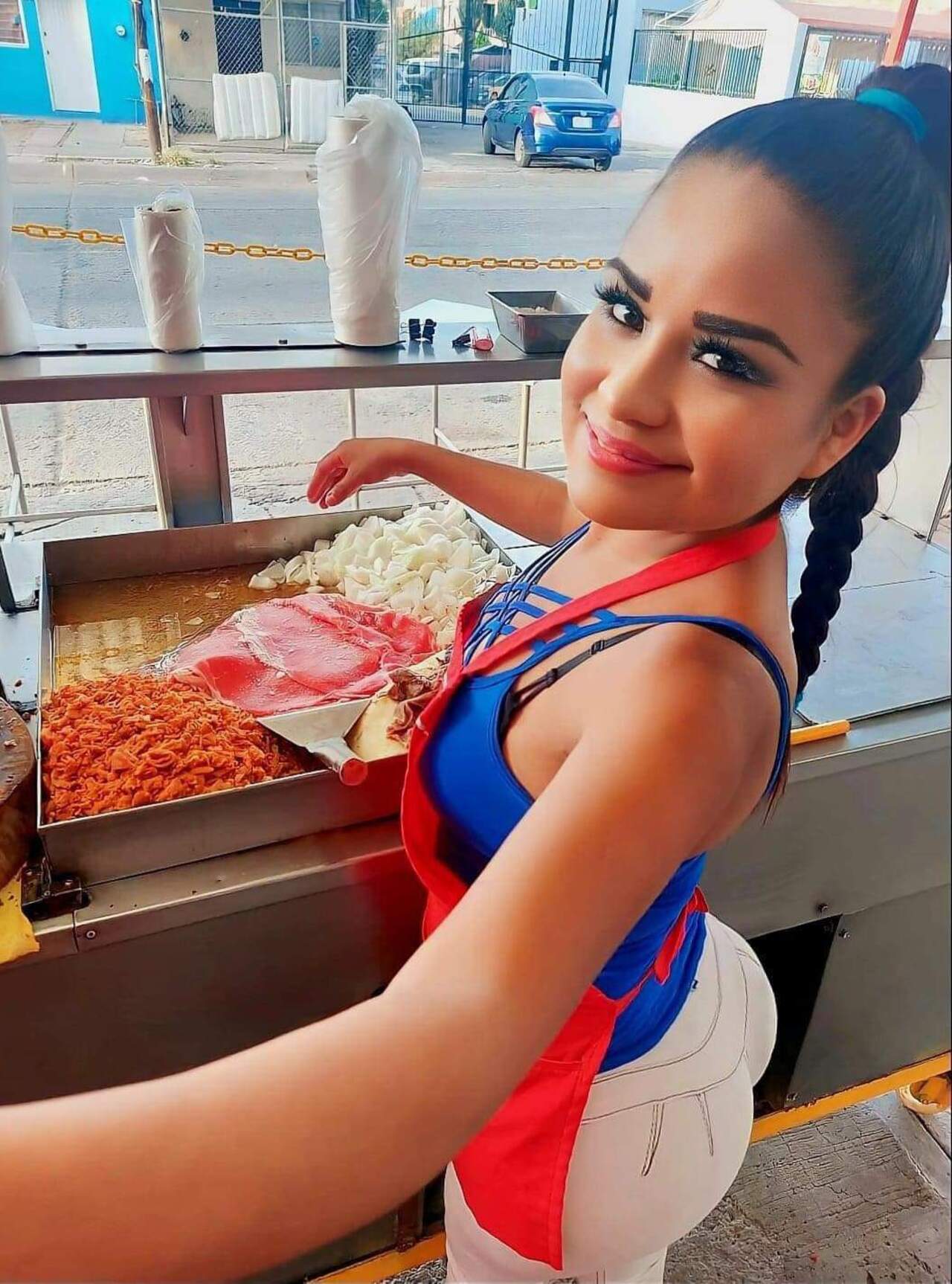 "Chuletita", la taquera de Jalisco es considerada la "más bella" enamora en redes