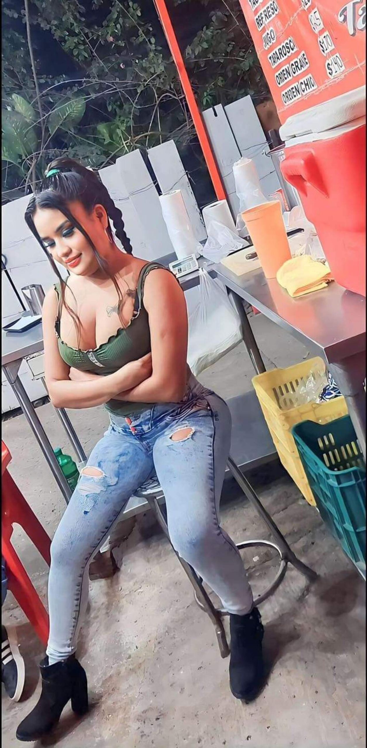 Taquera de Jalisco se vuelve viral por su incomparable belleza