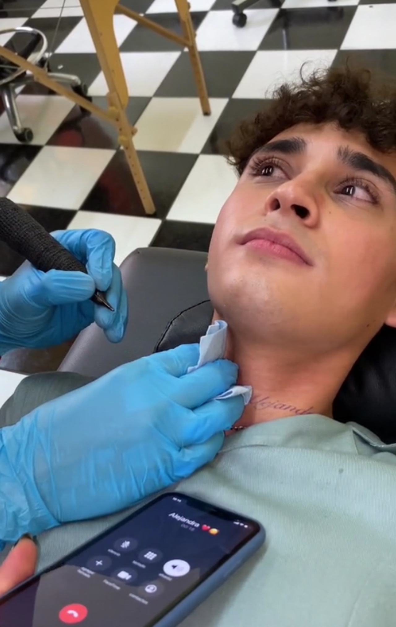 Joven se tatua el nombre de su novia y lo terminan