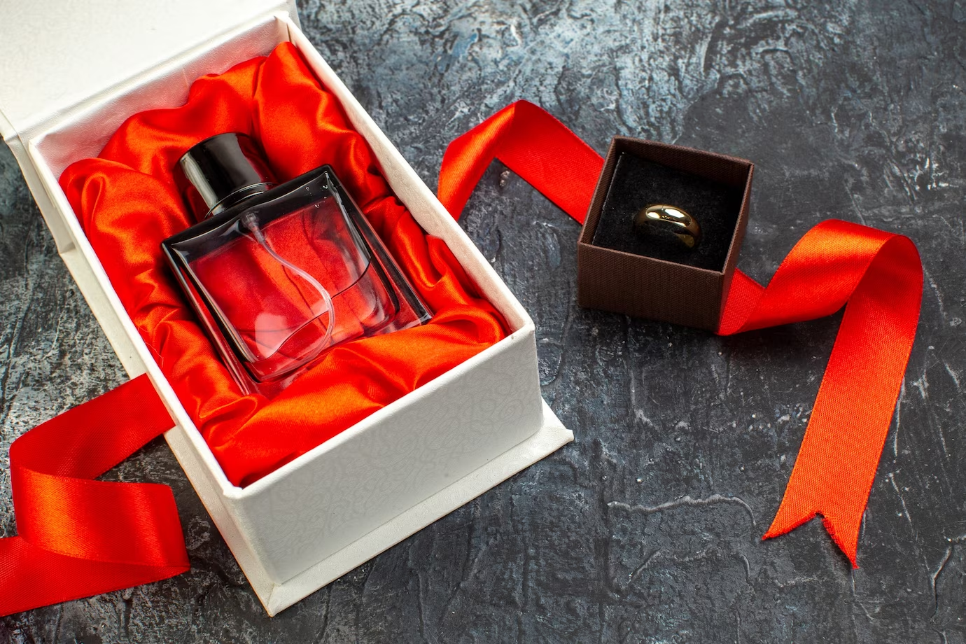  Descubre cómo elegir los mejores perfumes para hombre y cuáles están en tendencia este 2023. Complementa tu personalidad.